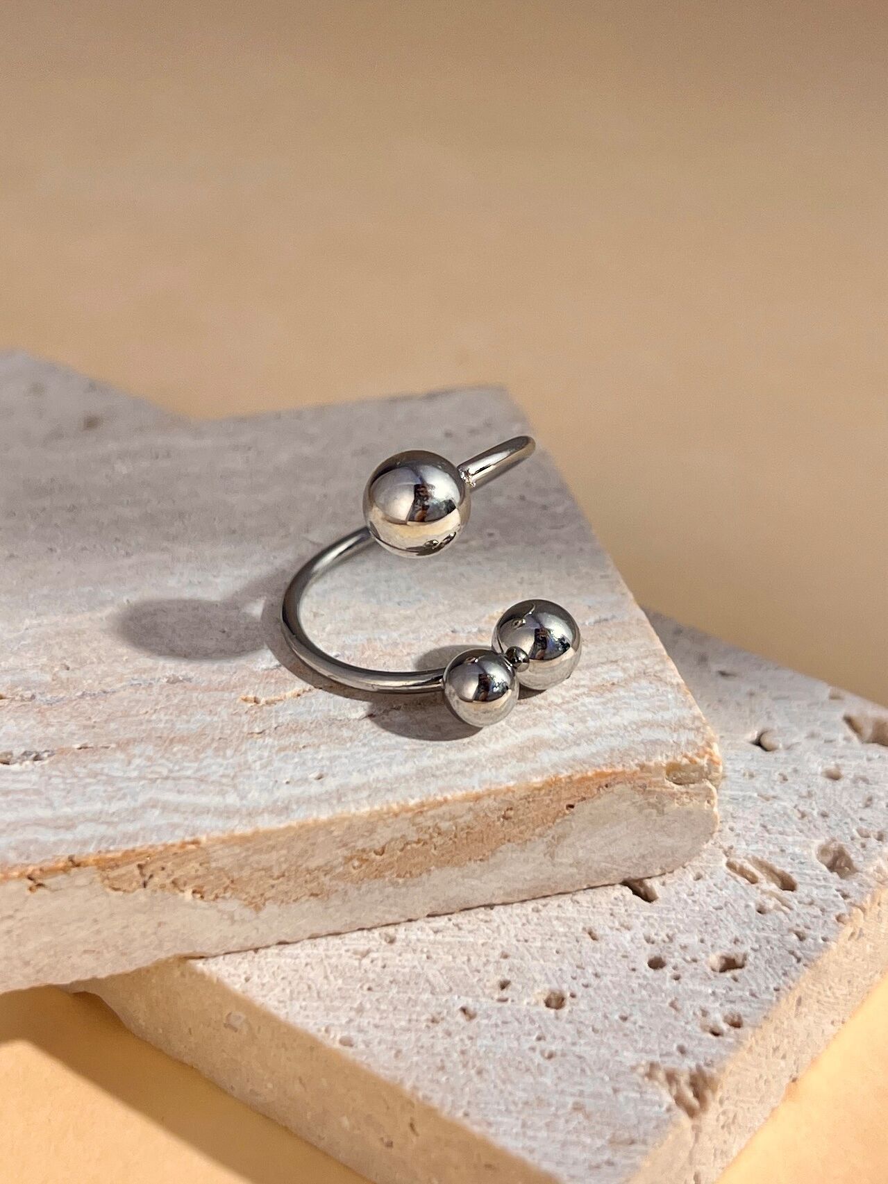 Verstellbarer Ring aus silbernem Edelstahl mit drei Kugeln