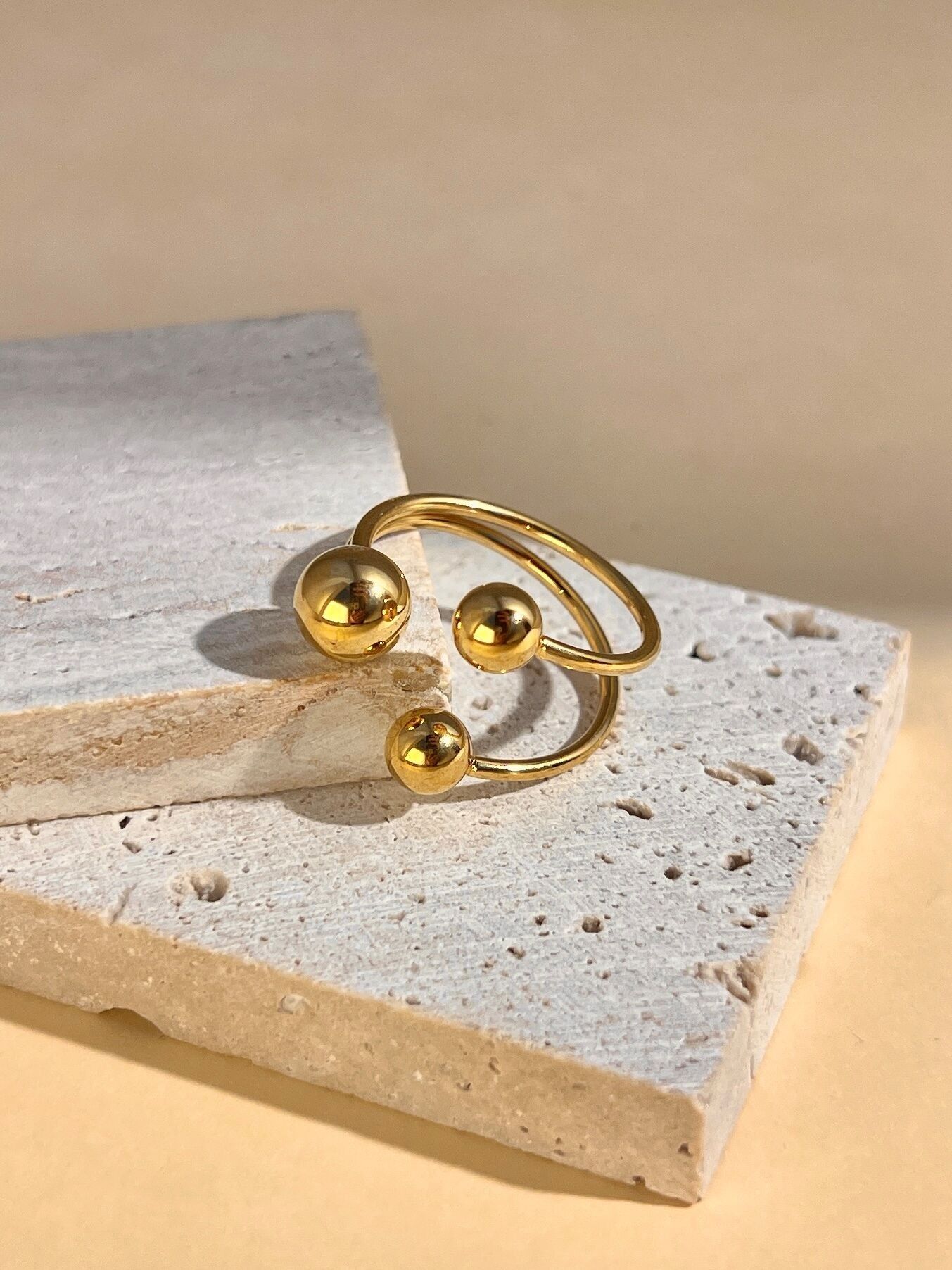 Verstellbarer Trio-Ring „Golden Spheres“ aus Edelstahl