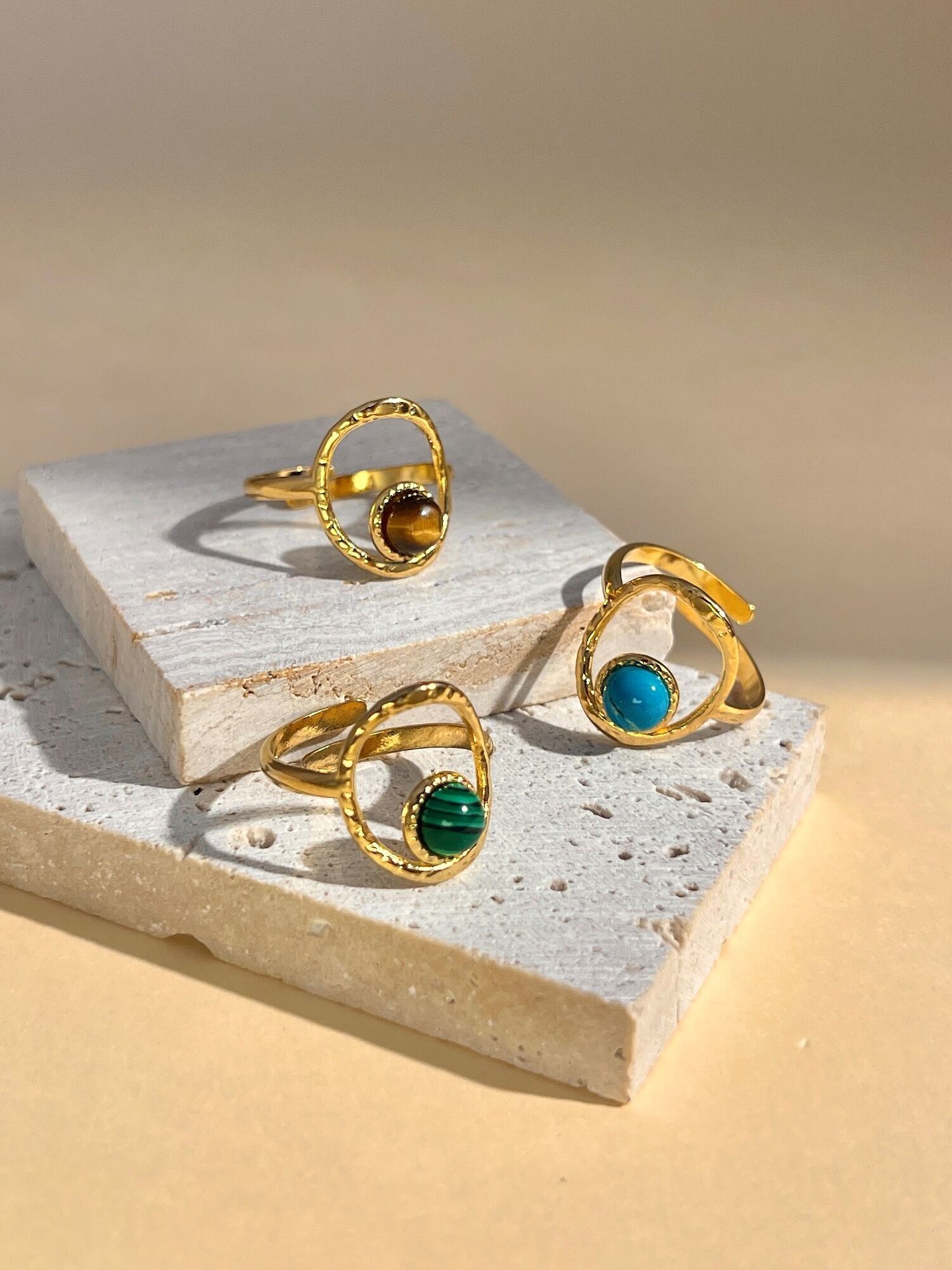 Verstellbarer ovaler Ring mit Naturstein