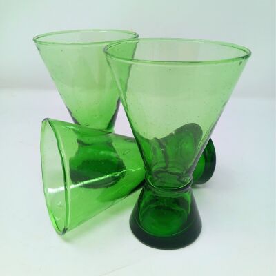 Copa cónica de vidrio reciclado sostenible para vino y cócteles