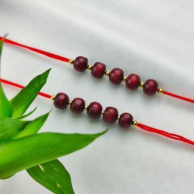 Festival hindú Rakhi con cuentas rojas de sándalo liso con Roli Chawal