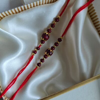 Rakhi con perline di sandalo rosso dorato per il fratello Raksha Bandhan