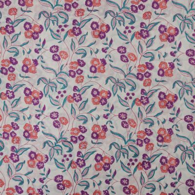 Tessuto stampato a mano con fiori viola e corallo e foglie color verde acqua su sfondo bianco - 10 m