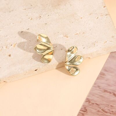 Orecchini in oro a forma di petali ondulati con effetto lucido