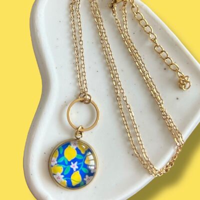 Collier citrons jaunes sur fond bleu, finition dorée ou argentée