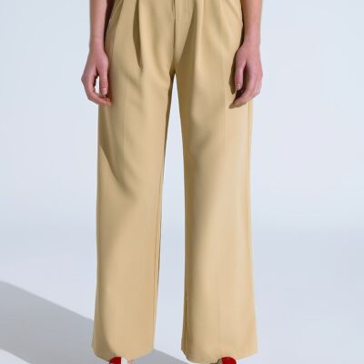 Pantalón recto con bolsillos laterales y pinzas en color beige