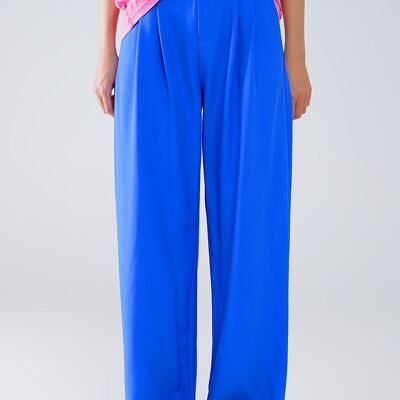 Pantalón recto con bolsillos laterales y pinzas en color azul.