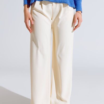 Pantalón recto con bolsillos laterales y pinzas en color crema.
