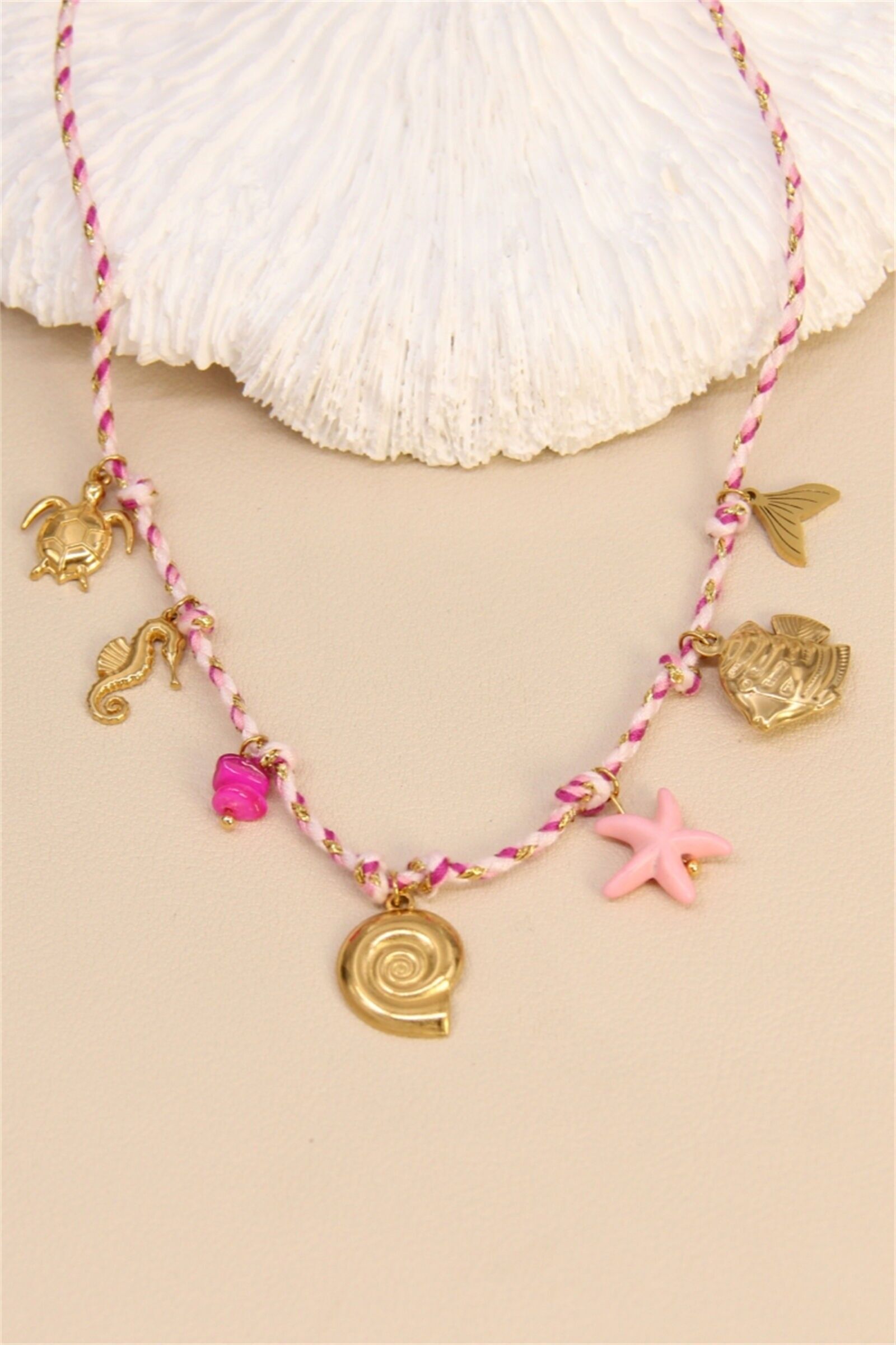 Collier “Pink Ocean” – Esprit vacances en rose et or