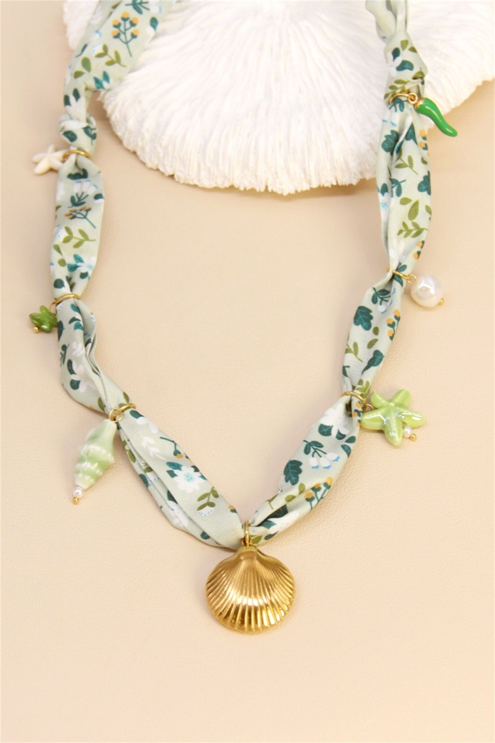 Collier ruban coquillage & breloques – Esprit bord de mer