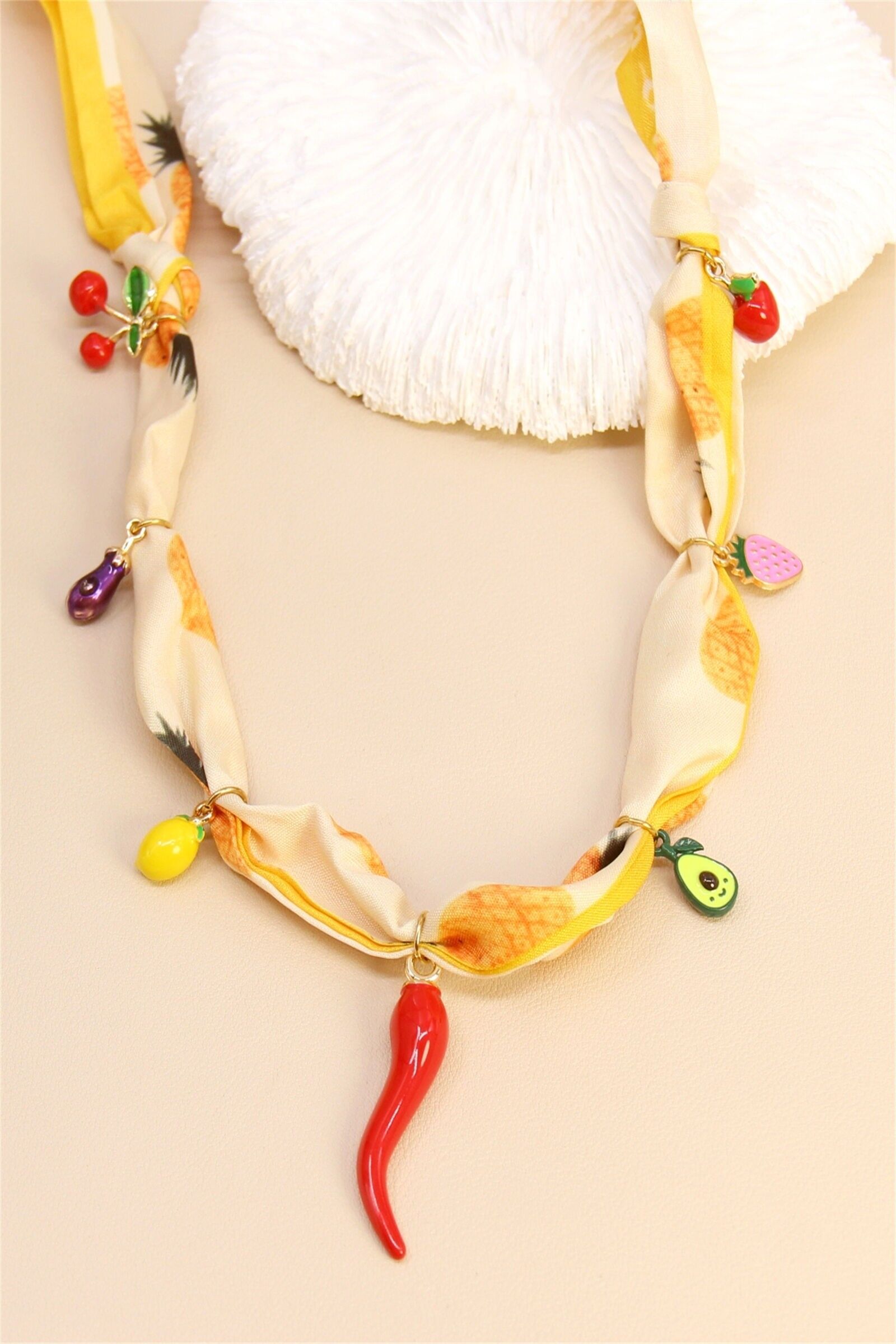 Mehrfarbige Halskette mit Früchten und Chilischoten – Exotischer Vitamin-Touch
