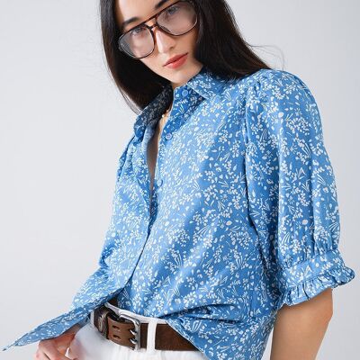 Blusa azul con diseño floral y mangas cortas.