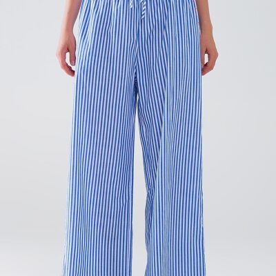 Pantalón de rayas azules con cintura elástica y bolsillos.