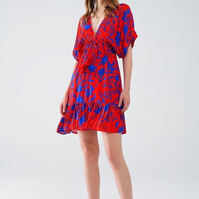 Abito corto e fluido in rosso con stampa floreale blu