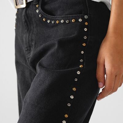Jeans dritti con dettagli di borchie sui lati in nero