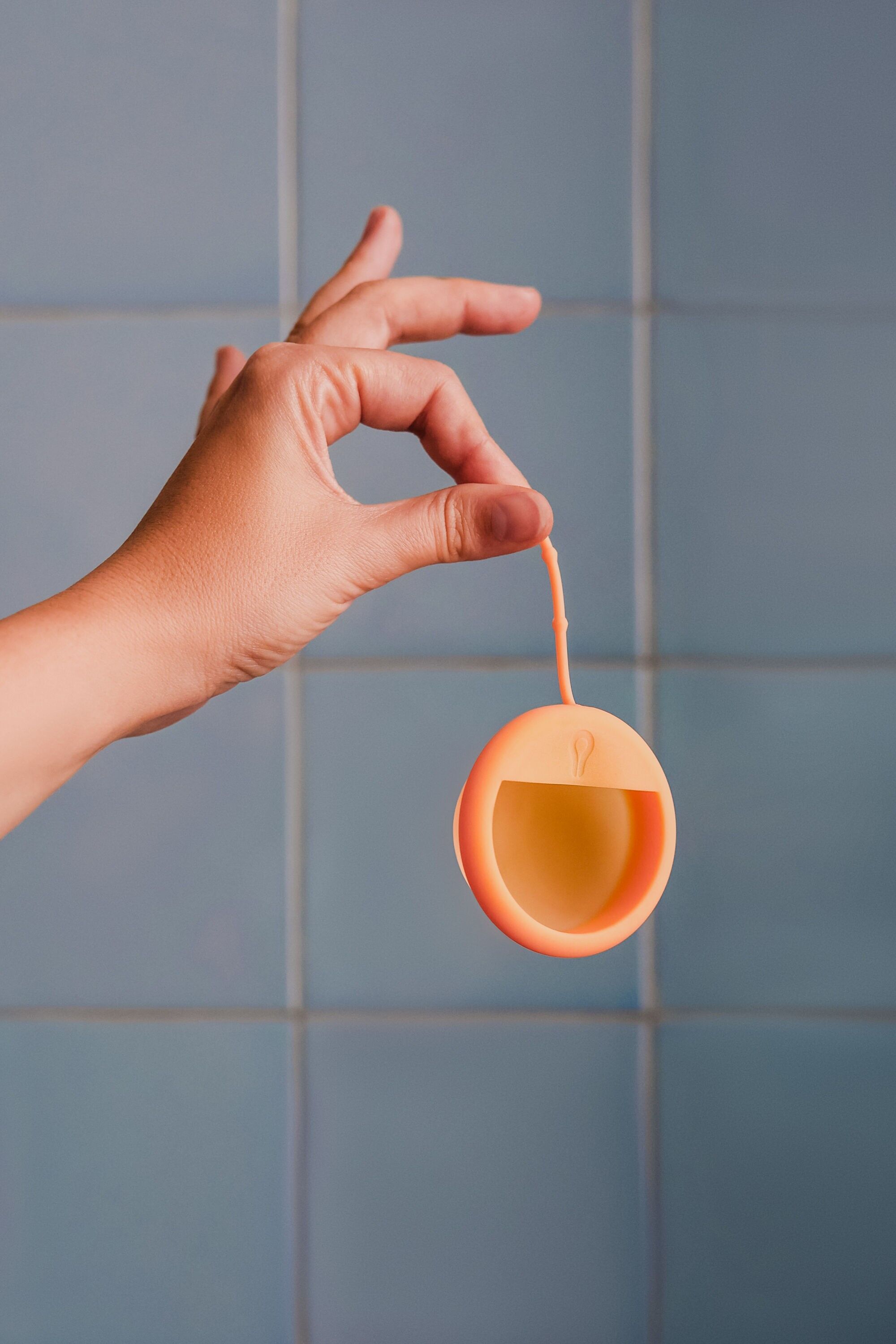 PapayaCup- Disco Menstrual Reutilizable -Tirador con textura para Fácil extracción- Antifugas – Sin Vacío, Sin Succión, Ideal para Suelo Pélvico Débil – Copa Menstrual Plana