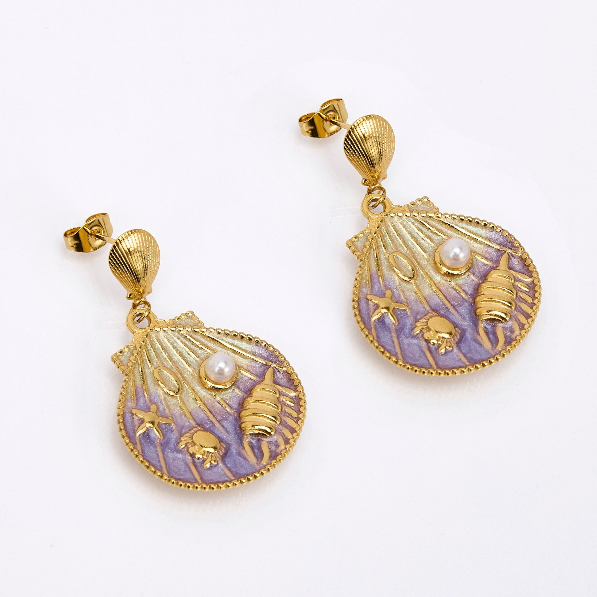 Orecchini in acciaio inossidabile smaltato – Conchiglia e perla in stile perla morbida