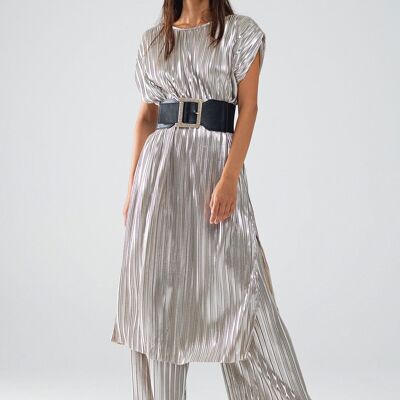 Robe plissée argentée avec ceinture et manches courtes
