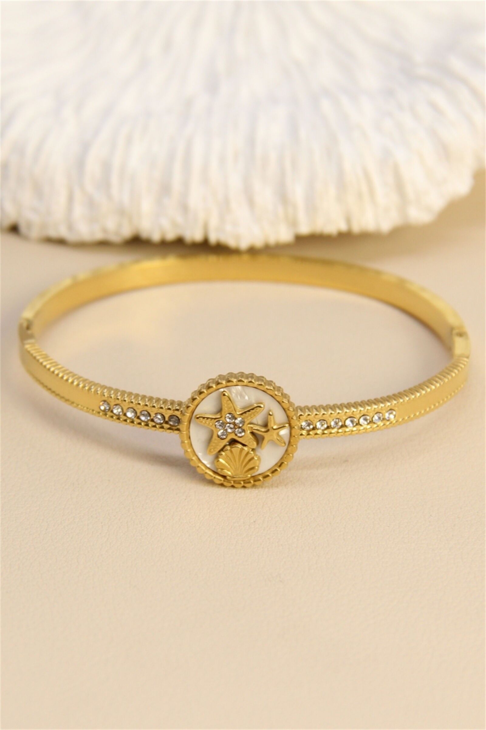 Edelstahl-Armreif mit Seesternen und Muscheln