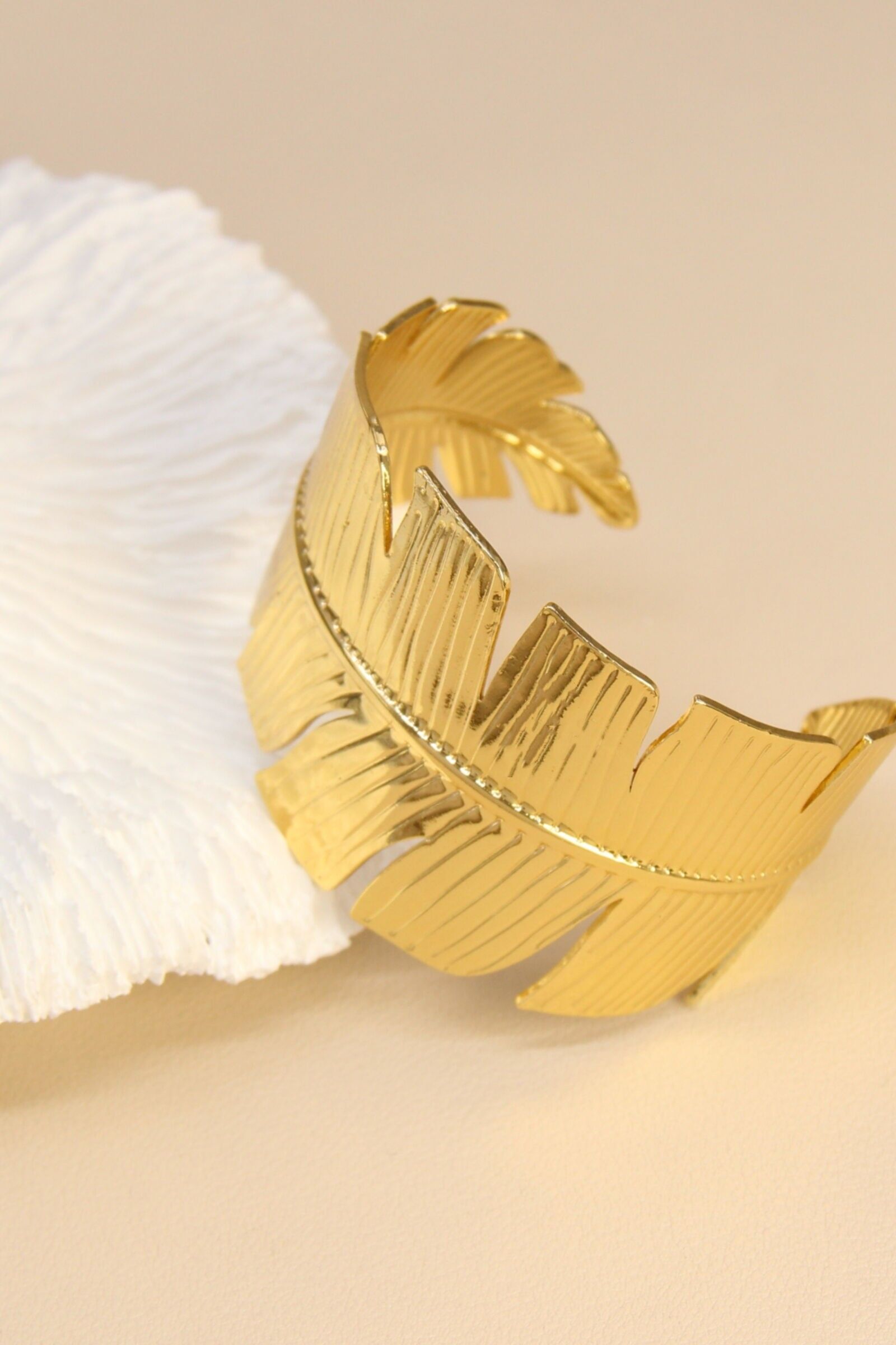 Goldfarbener Edelstahl-Armreif – Schickes tropisches Blatt
