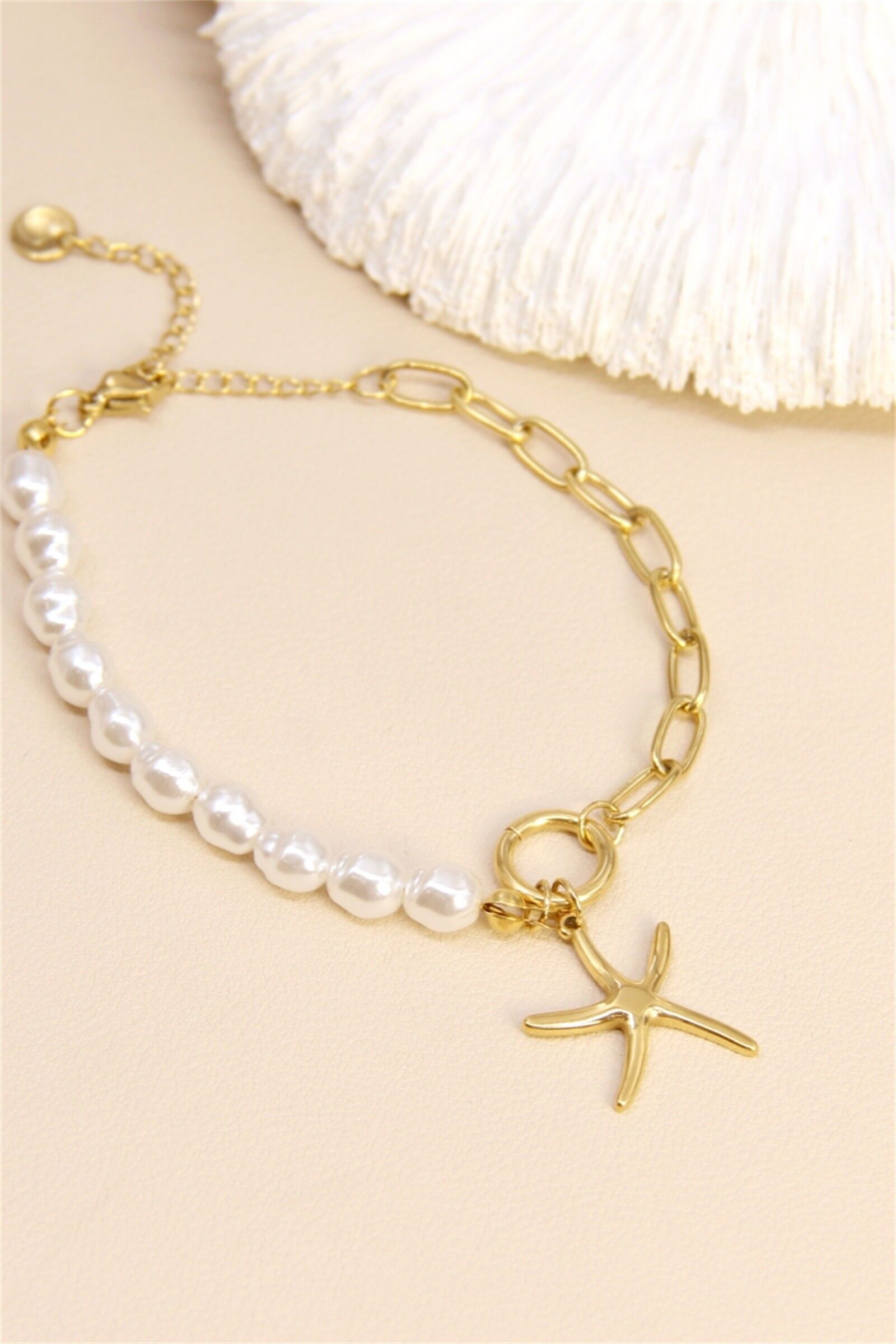 Asymmetrisches Perlen- und Goldkettenarmband – Edelstahl