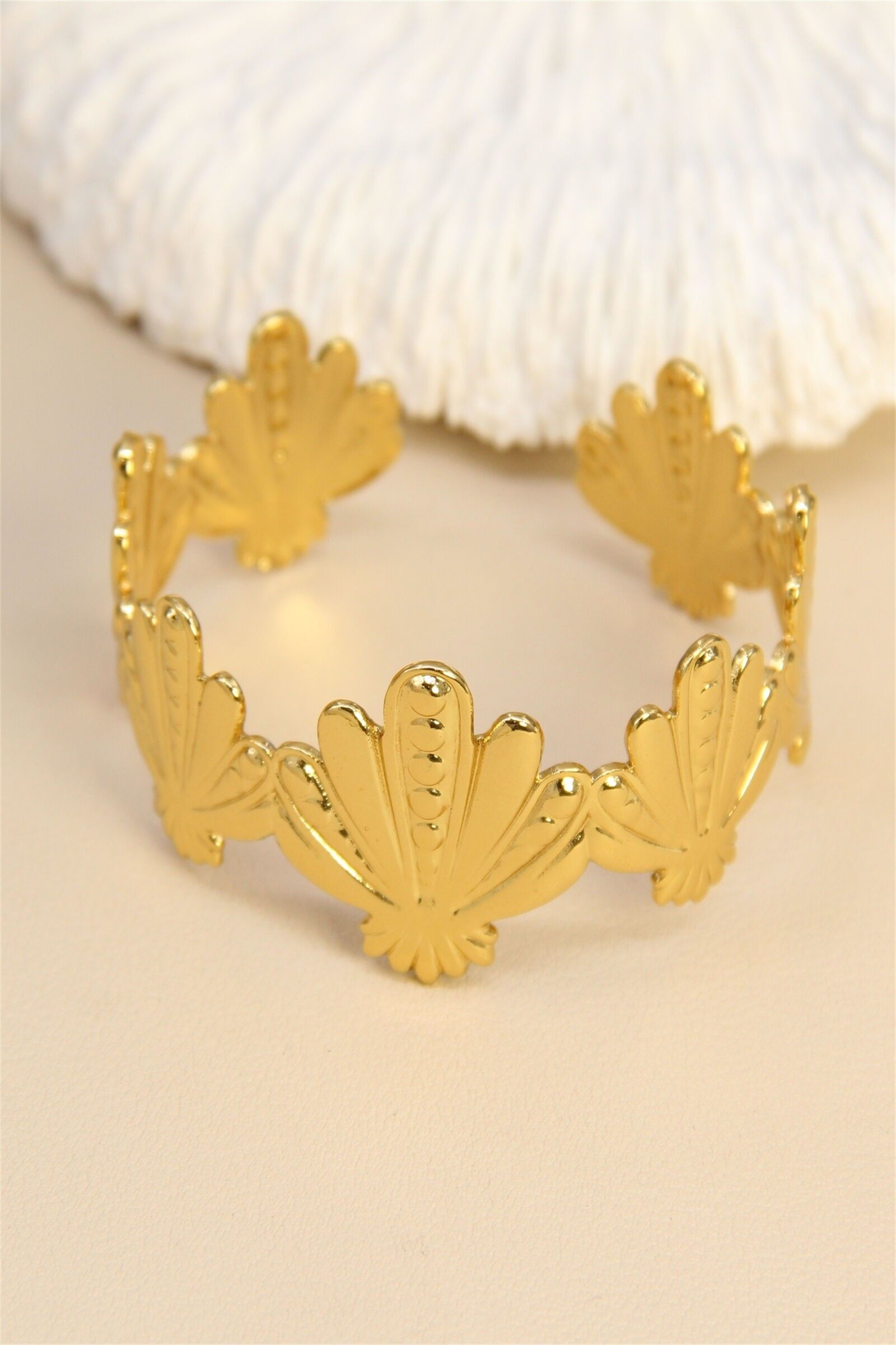 Gold Muschel Armreif – Edelstahl, schickes Küstengefühl