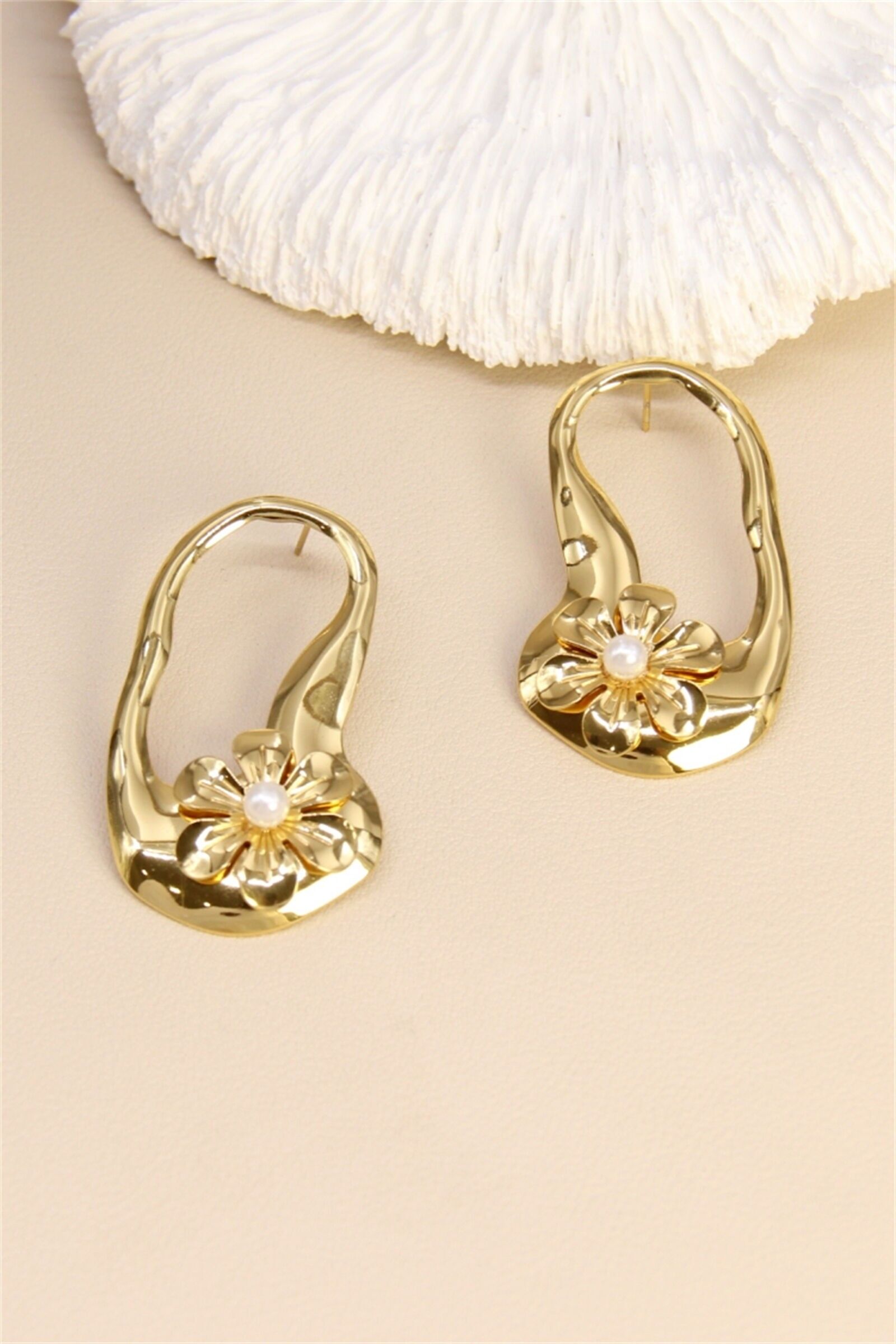 Blumen- und Perlenohrringe – Edelstahl, schicker und moderner Touch