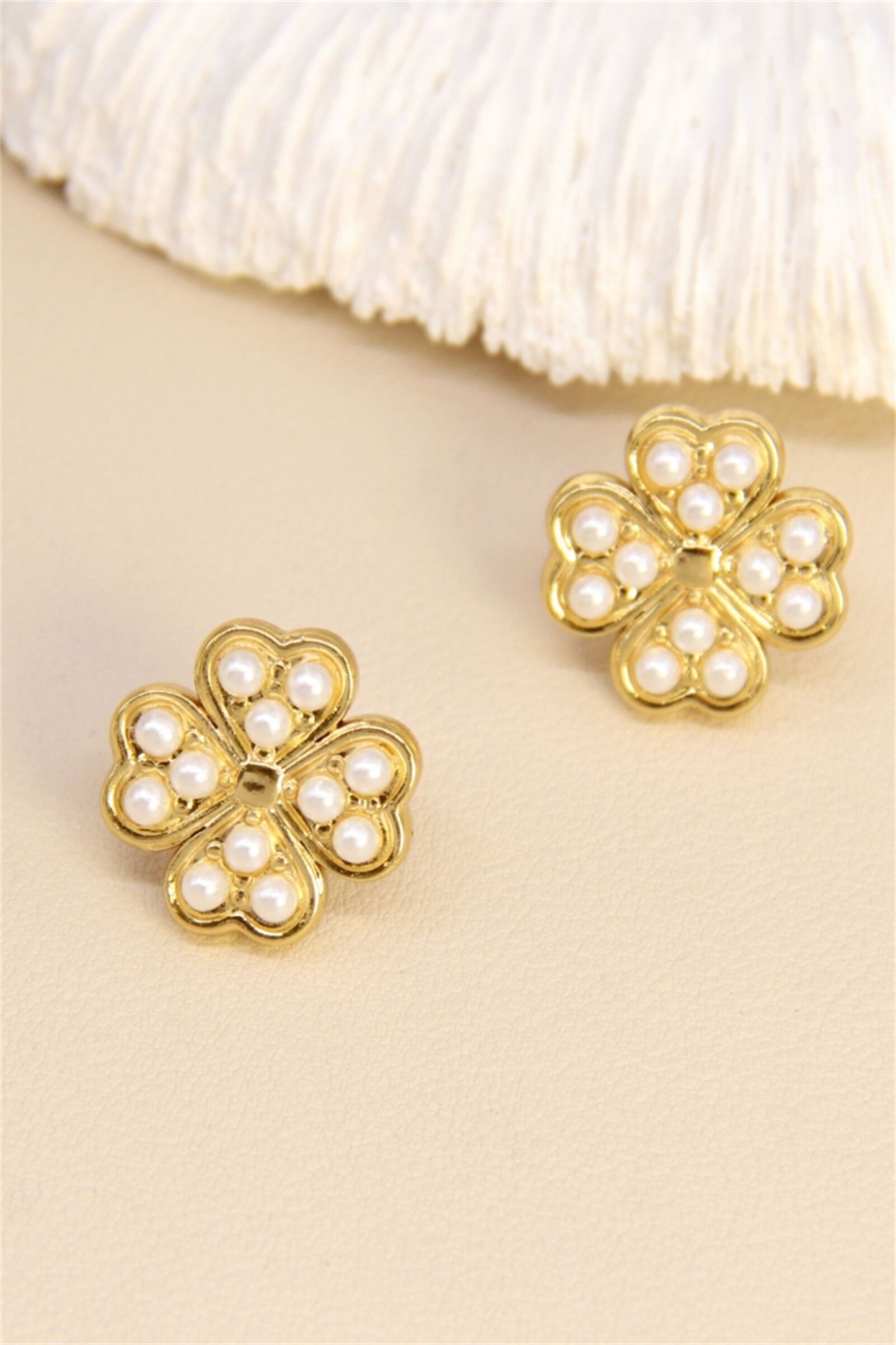 Blumenperlen-Ohrringe – Vergoldeter Edelstahl & edler Glanz