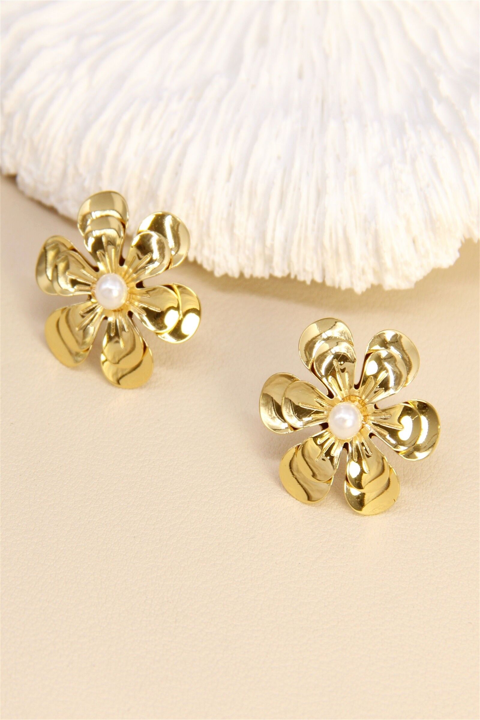 Goldene Blumen- und Perlenohrringe – Edelstahl, zarter Glanz