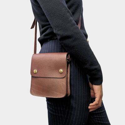 Petit sac à bandoulière en cuir marron foncé avec fermeture à pression