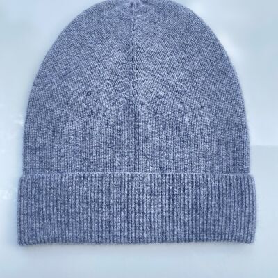 El gorro KNITTONS 100% cashmere está elaborado con cashmere de la marca Loro Piana.