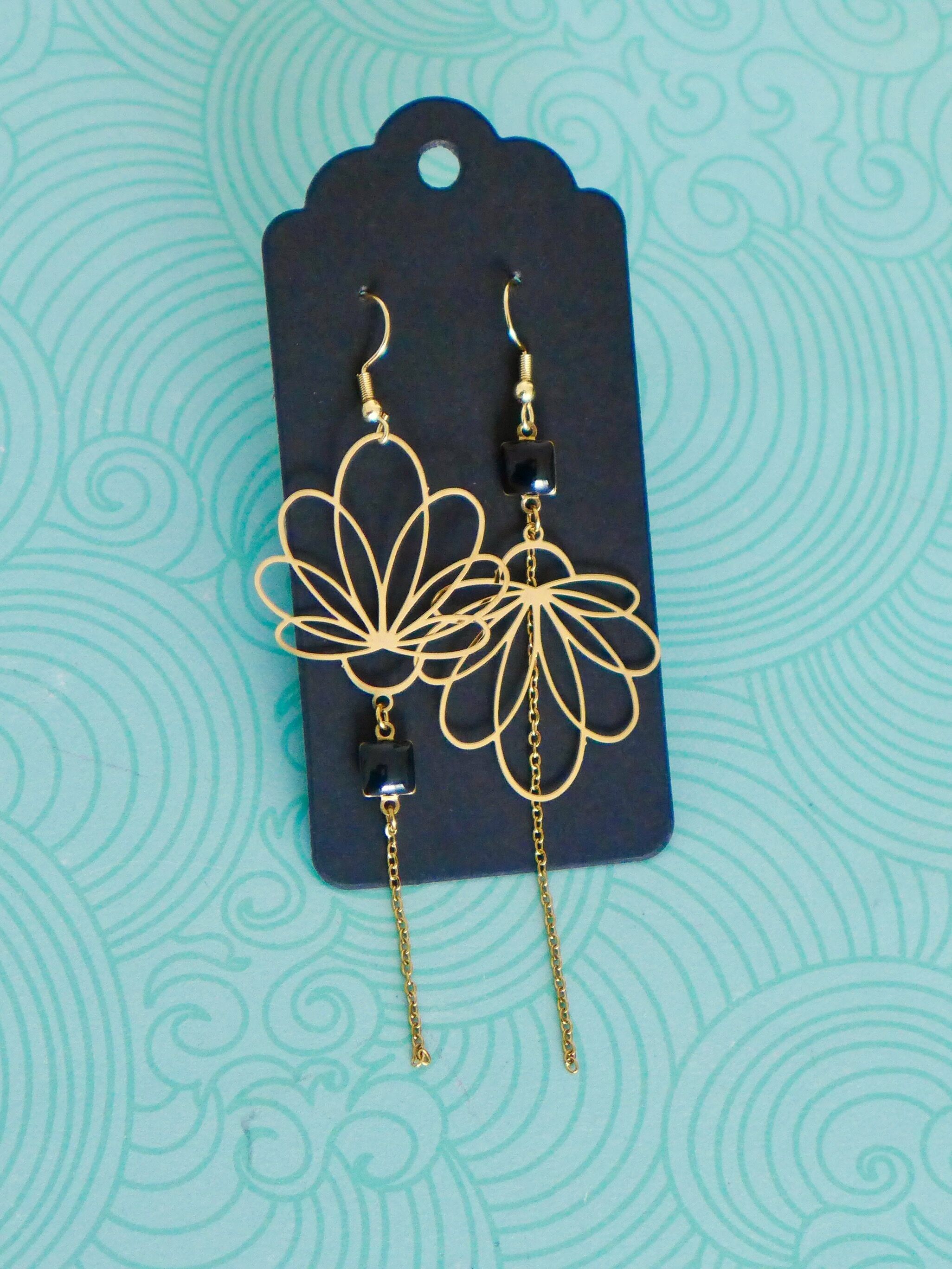 Boucles d'oreilles asymétriques fleur dorée et émail noir