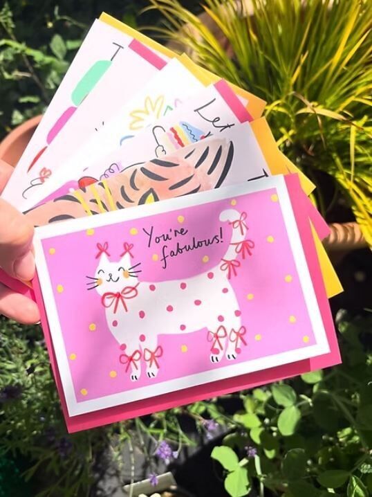 Tarjeta blanca de gato fabuloso