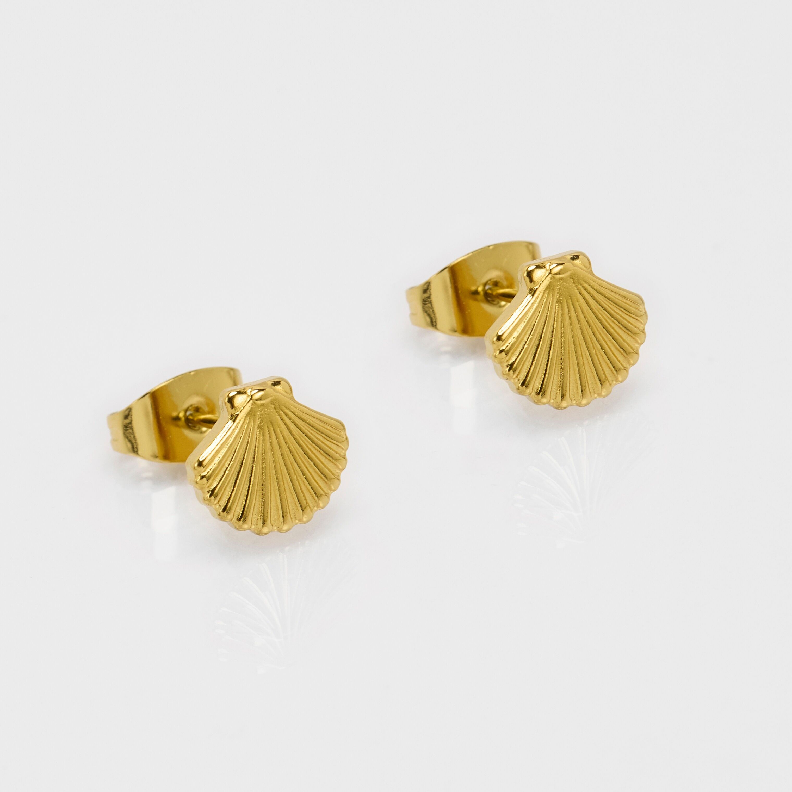 Orecchini a bottone in acciaio inossidabile placcato oro – a forma di conchiglia – Set da 5 pezzi