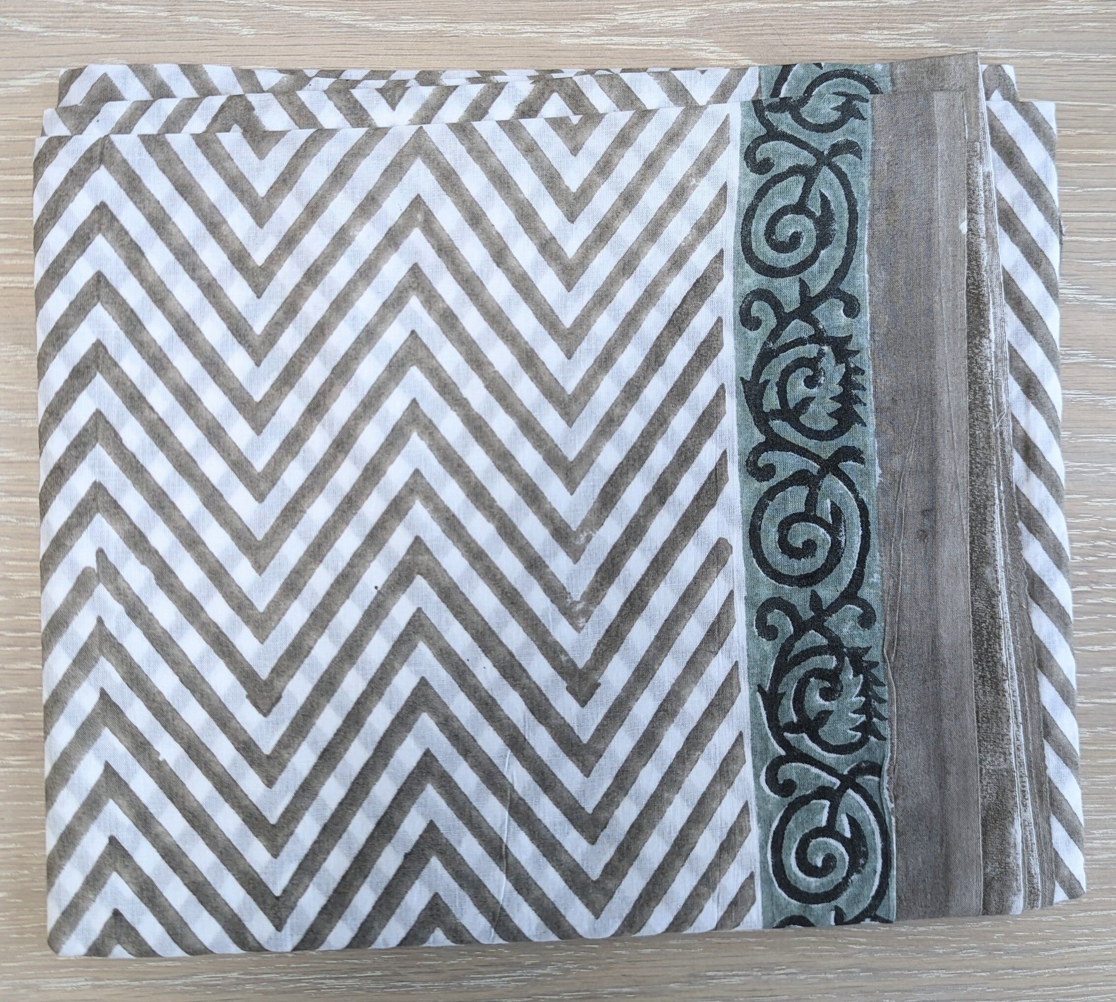 Pareo / Sarong a zig-zag color talpa e bianco