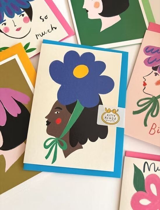 Tarjeta de felicitación de mujer con flor azul