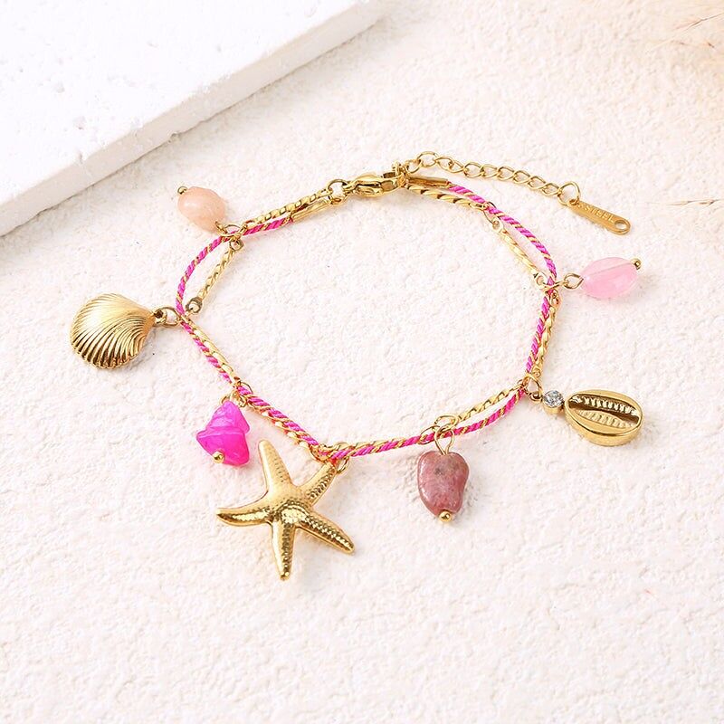 Bracciale a catena in oro con cordino rosa, ciondoli a forma di stella marina e pietra rosa