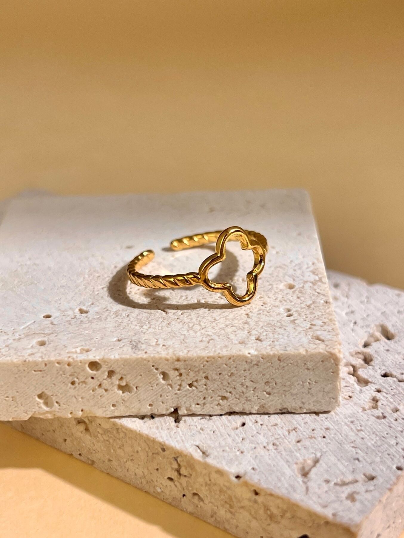 Minimalistischer Kleeblattring aus Edelstahl