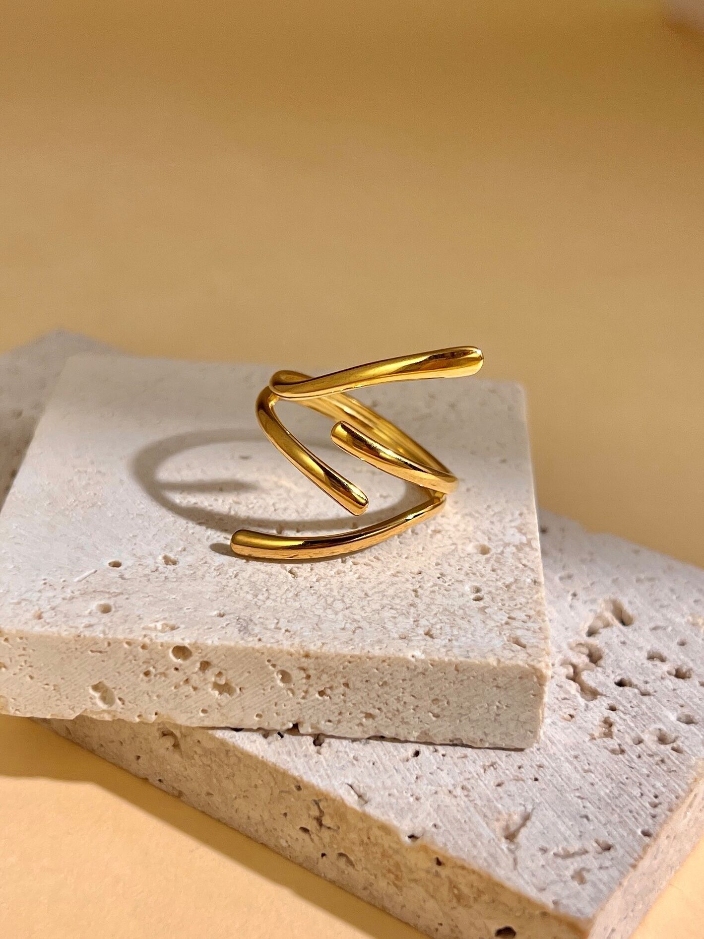 Verstellbarer Ring in geometrischer Form „Linea“ aus Stahl