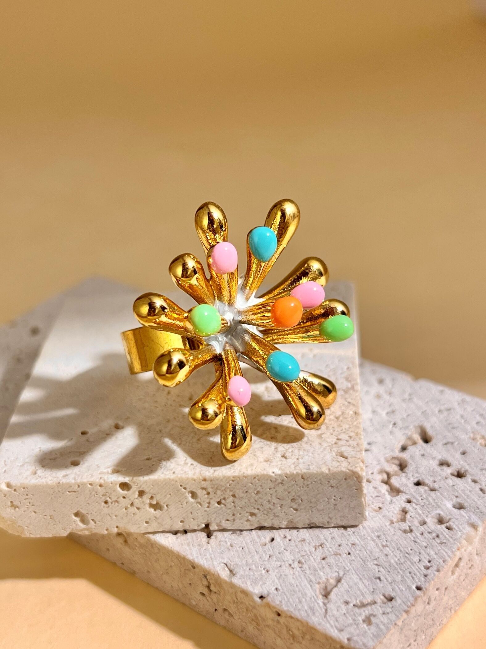 Mehrfarbiger Blumenring aus funkelndem Edelstahl