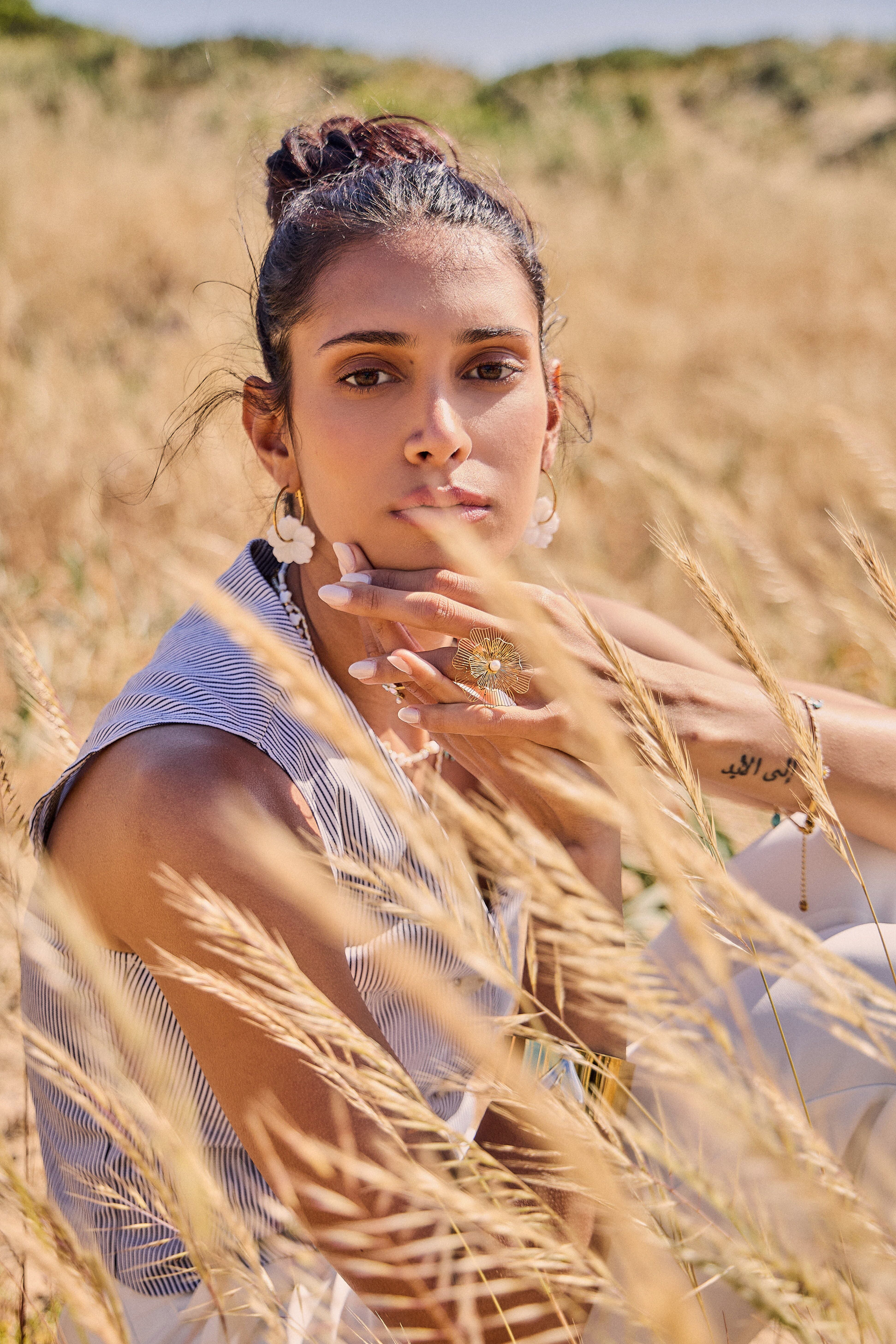 Créoles Fleur Nacrée – L’élégance qui fait tourner les têtes
