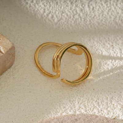 Anello aperto in oro con ispirazione scultorea asimmetrica