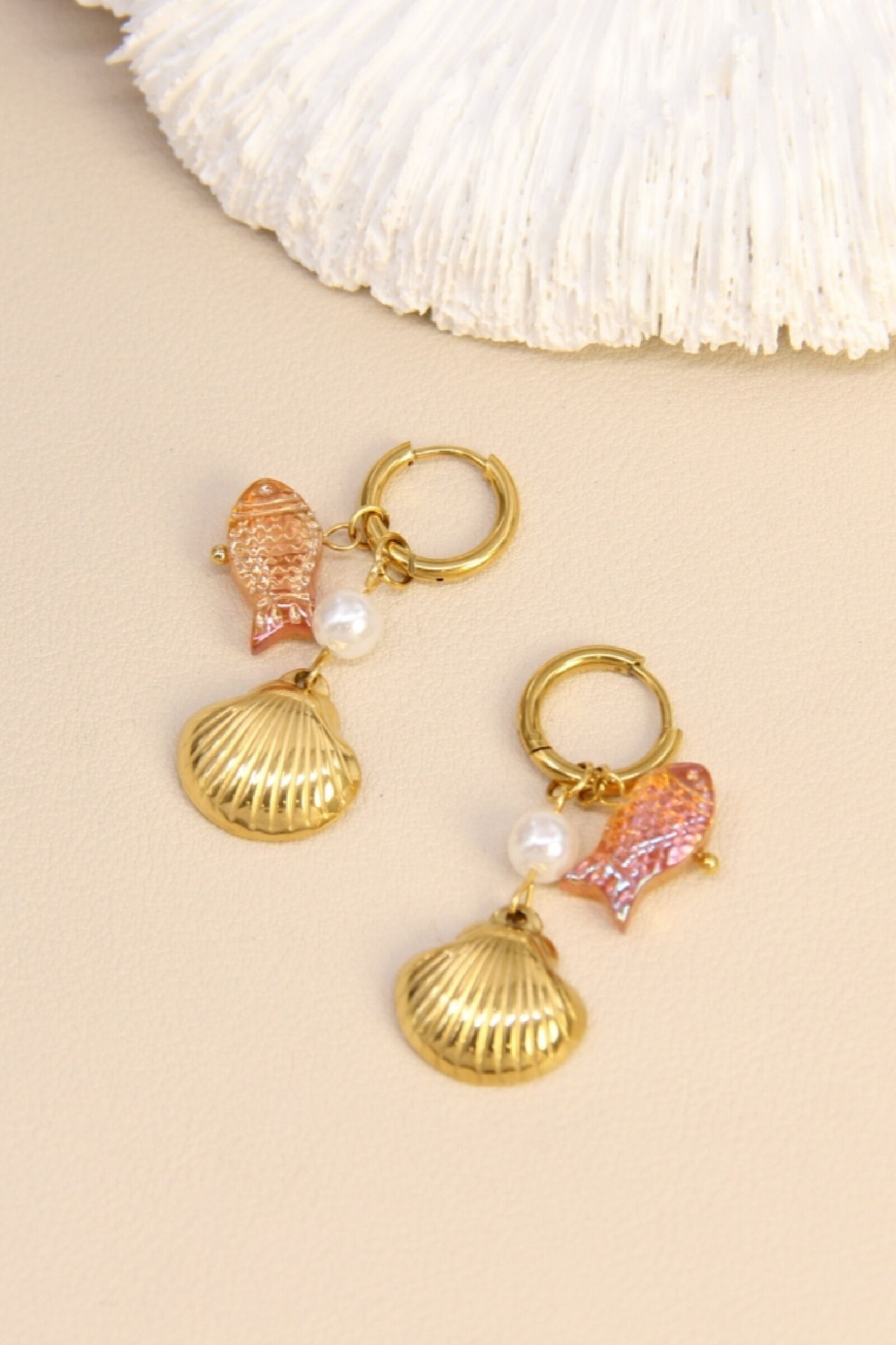 Muschel- und emaillierte Fischohrringe