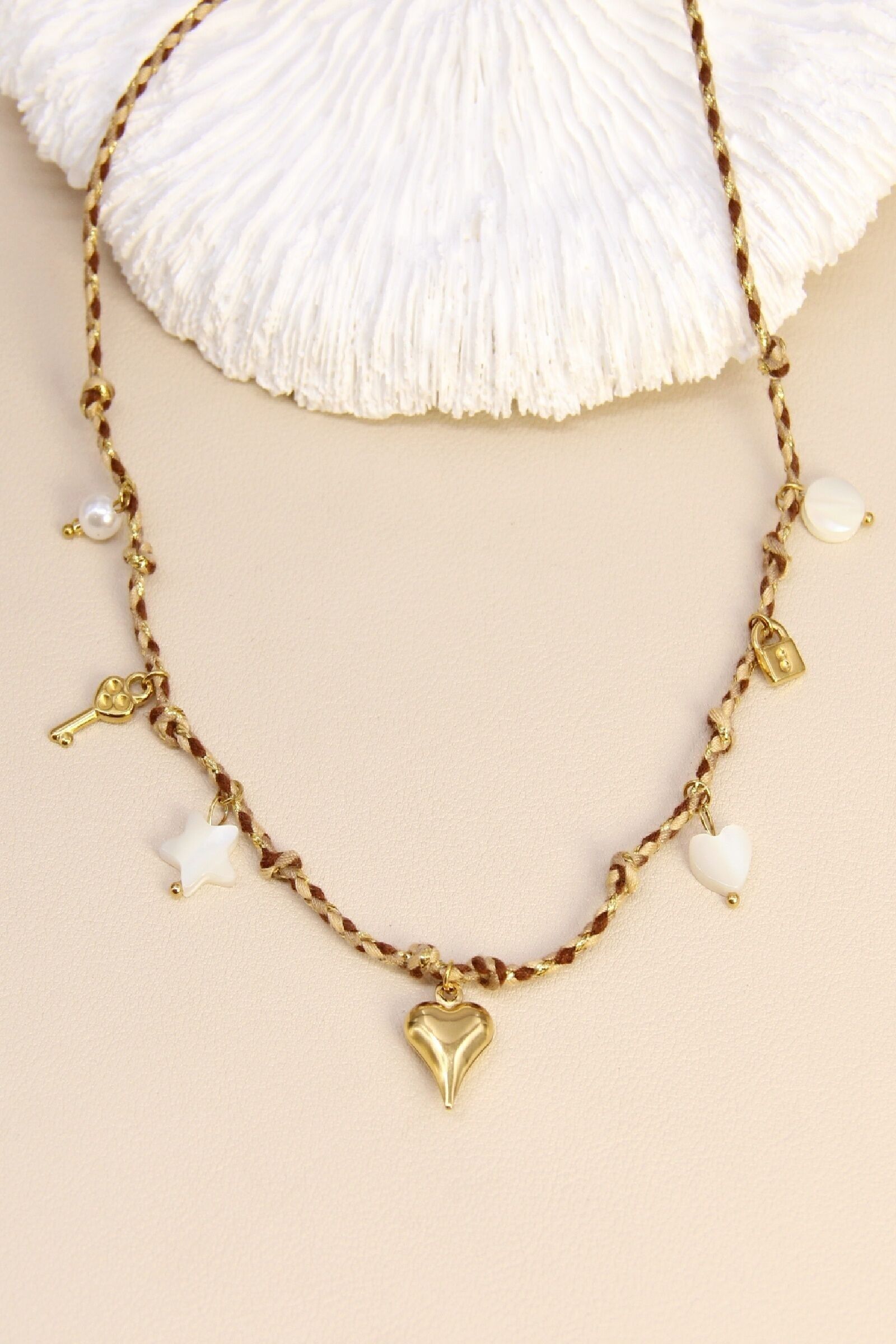 Collier Clé du Cœur – Charms dorés & nacrés