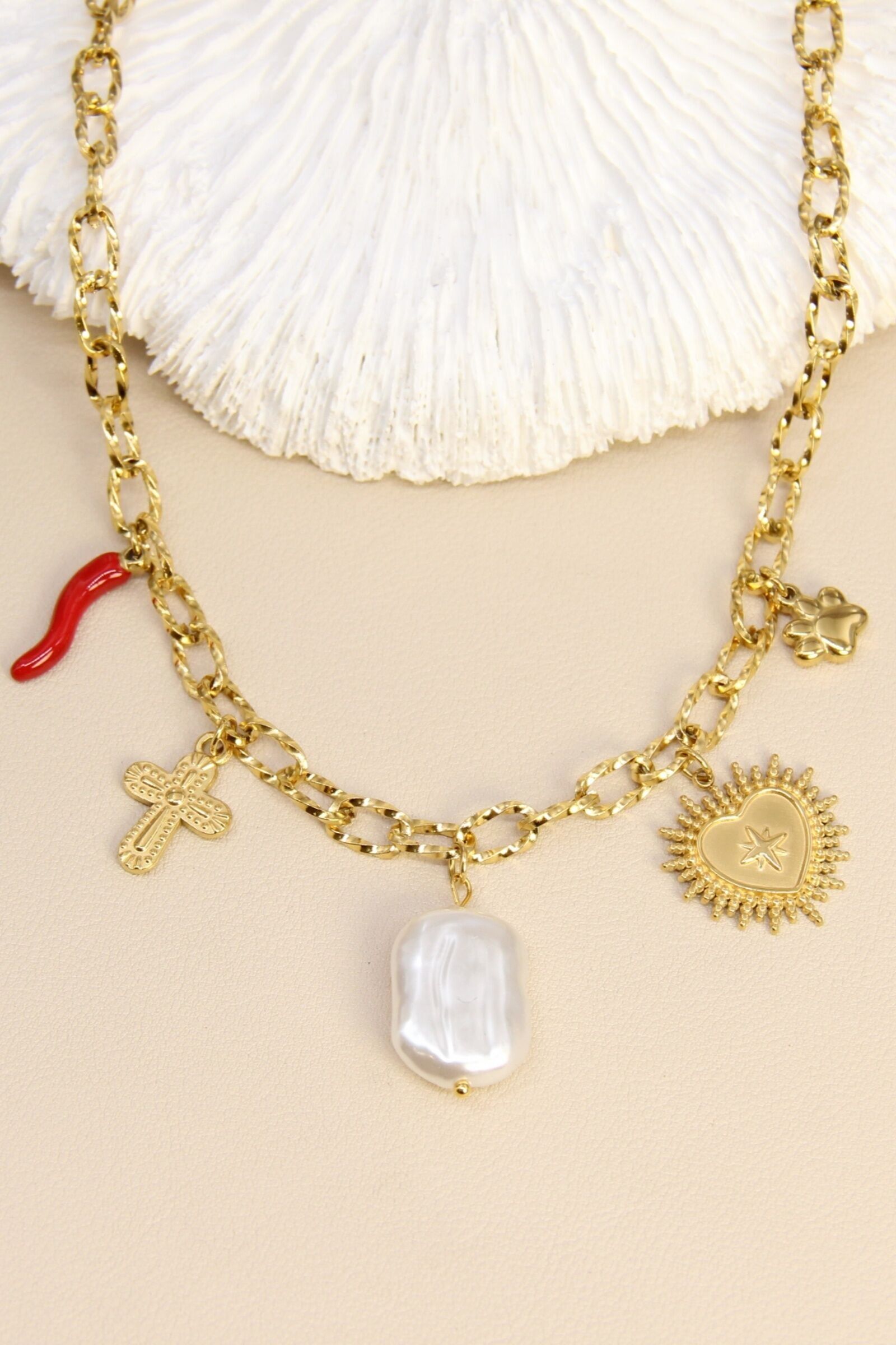 Collier médailles et perle baroque – Style bohème chic