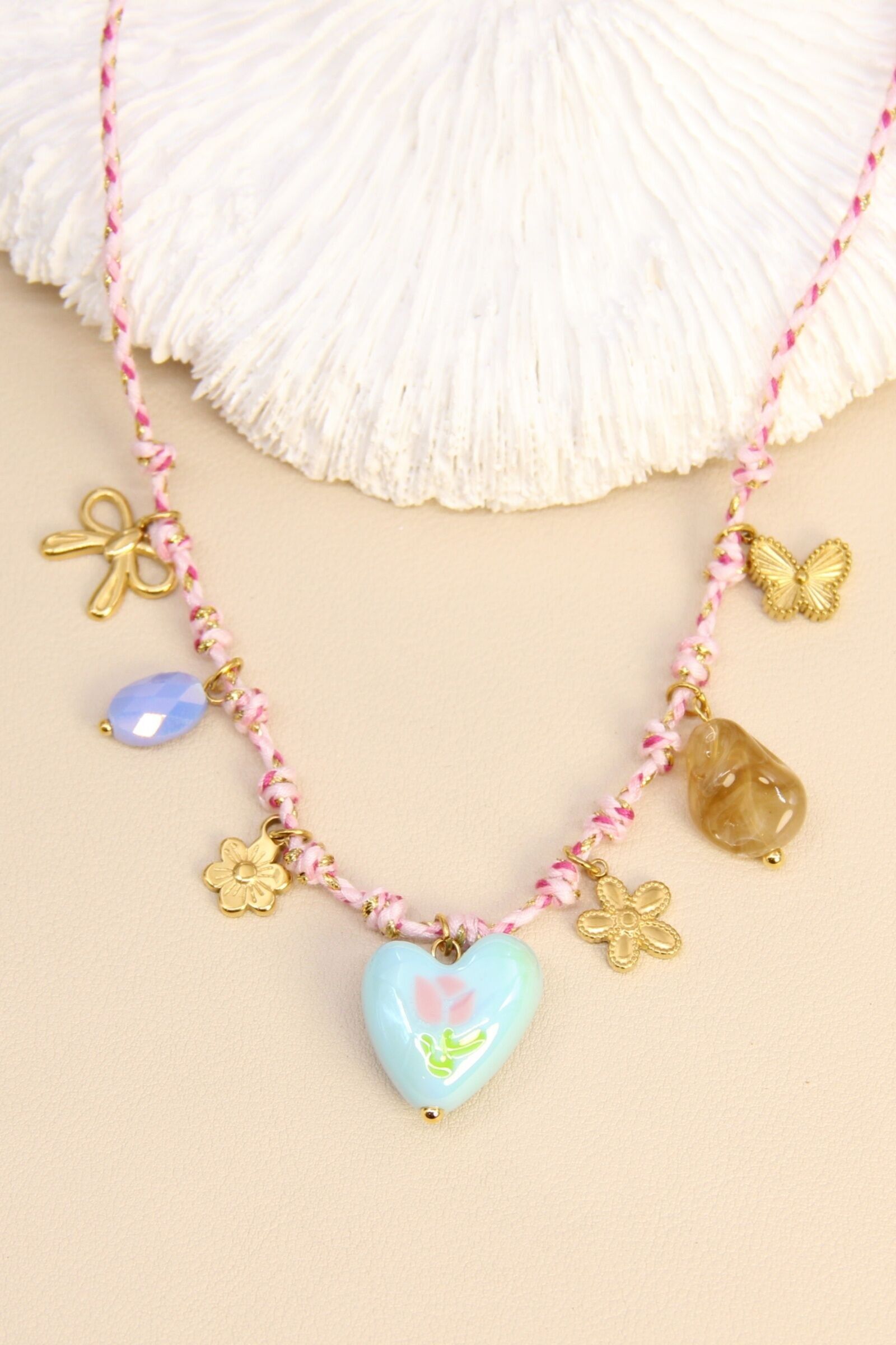Collier cœur en céramique émaillé – cordon rose et charms dorés