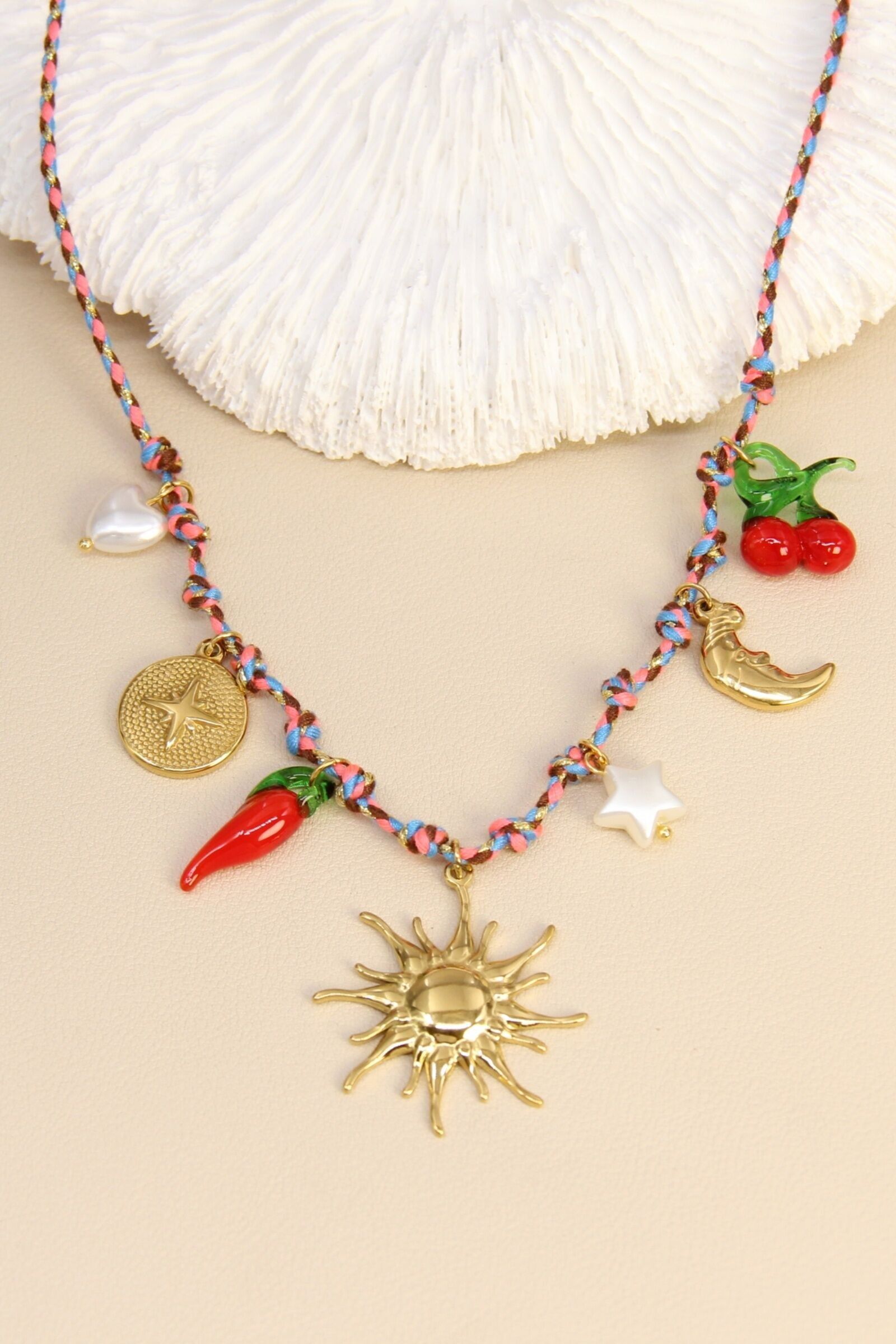 Collier soleil doré et charms émaillés – cordon tressé coloré