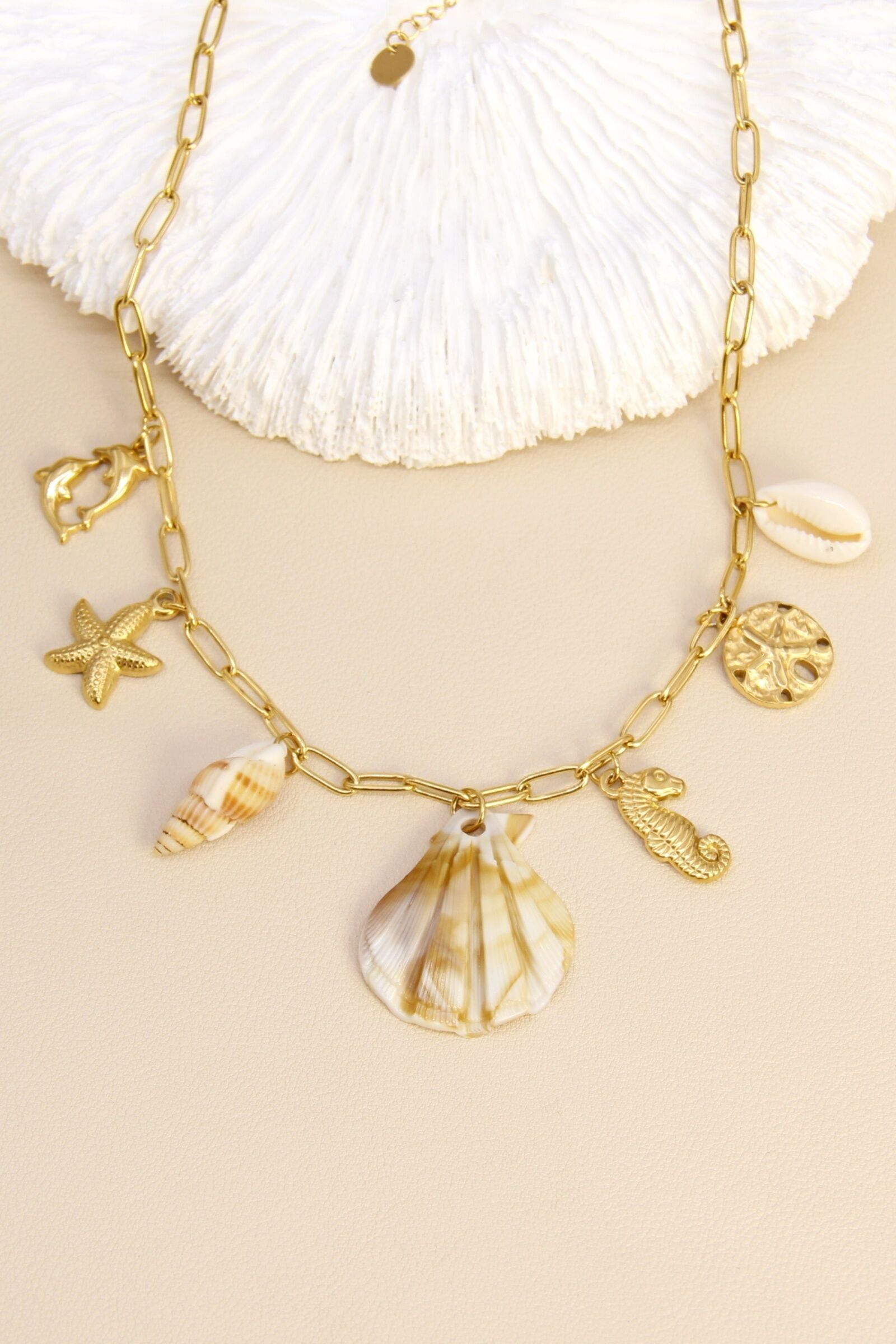 Collier coquillages & charms dorés – acier inoxydable