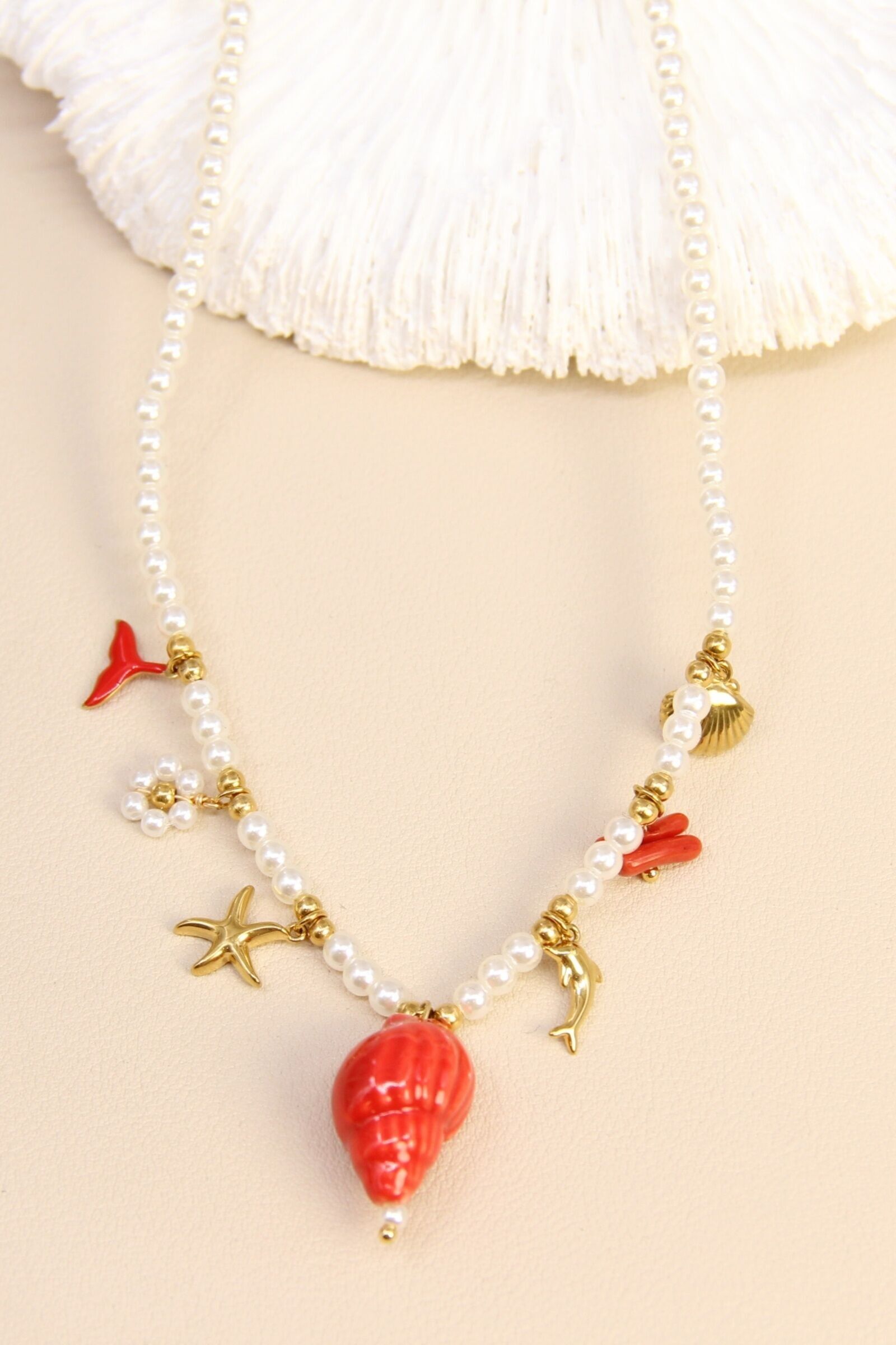 Collier coquillage & charms marins – Perles nacrées et accents rouges