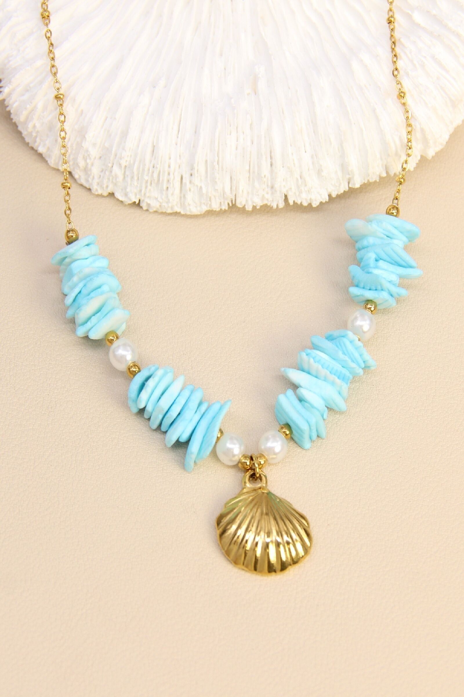 Collier coquillage doré & nacre bleue – Bijou d'été tendance